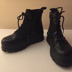UGG Sidnee Boot